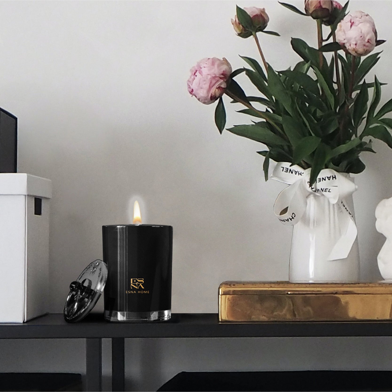 Aromatic Leather & Tobacco Leaf Scented Candle | Brillo Collection